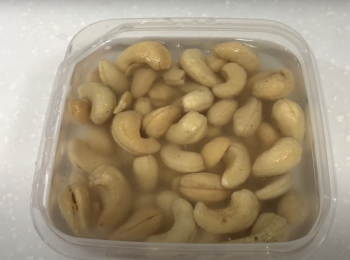 step2: 腰果用水浸泡15分鐘，洗淨再瀝乾