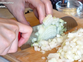 step1: 解凍八爪魚。洋蔥切粒，蒜頭切粒，黑水欖切片。