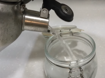 step1: 準備玻璃瓶，用煮沸的水高溫消毒殺菌，晾乾備用