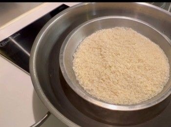 step3: 將糯米放入鑊中，蓋上鑊蓋，以大火隔水蒸30分鐘。