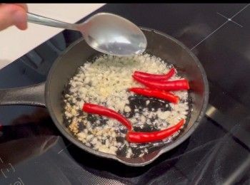 step7: 燒紅鑊，下一點油，爆香蒜蓉和辣椒。