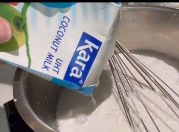 step2: 取出一個煲，倒入清水、蒟蒻粉、砂糖和椰漿，以中至細火，一邊煮一邊攪勻，要不停攪勻，以免結塊。