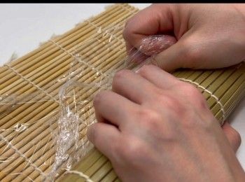 step8: 稍為用一點力度將粢飯捲起來，以免切開時過份鬆散。