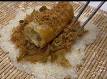 step7: 預備一張捲壽司專用的竹蓆和一張保鮮紙，將適量的糯米飯放於保鮮紙上壓平，再按喜好加入<span class="group_2">餡料</span>。