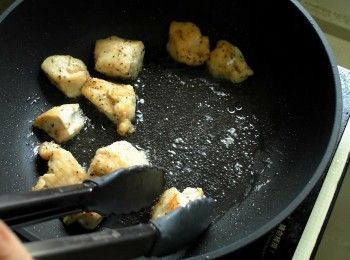 step3: 熱鍋加入2大匙油。
用半煎炸的方式將雞肉煎至兩面微微焦黃。表面焦黃後取出備用。