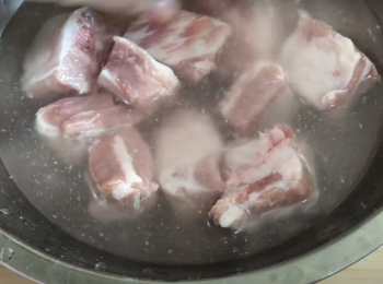 step1: 用水洗淨排骨，抹乾