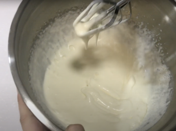 step4: 淡忌廉加白糖打發，加入芒果泥和吉利丁牛奶溶液，拌勻成芒果慕絲