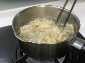 step4: 中火炸雞3分鐘，大火再炸30-45秒