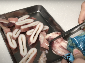 step1: 魷魚退冰，剪塊