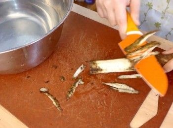 step2: 先將牛蒡洗淨、略略磨走外皮堅硬的地方，然後用刀削/切成薄片/絲。