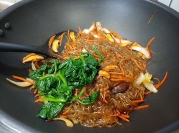 step7: 最後加入菠菜段撈勻； 按喜好灑進芝麻粒便完成。