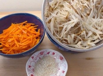 step4: 把甘筍洗淨、切絲；將所有調味料混合拌勻備用。