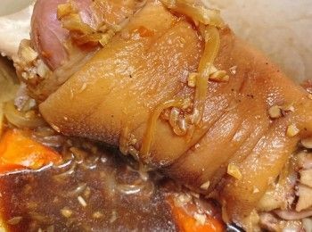 step2: 燒熱油鍋 / 煲(我用LC鍋‧20cm **凍鍋下油)，加入乾葱蓉、蒜蓉及洋葱炒香；將洋葱撥開一邊，放入豬手略煎，加入紅蘿蔔及汁料煮滾。