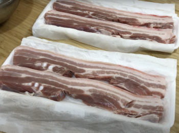 step1: 五花腩洗淨、擦乾，剪成肉丁