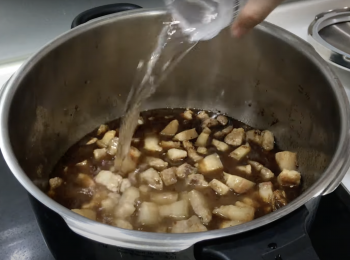 step3: 倒進壓力鍋，加所有調味料和乾辣椒，加水蓋過肉丁即可