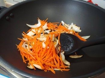 step5: 下甘筍絲炒熟後轉慢火