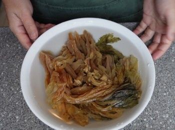 step1: 梅菜浸洗40分鐘後改刀切小粒