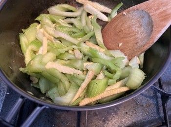 step9: 加入西芹片、少許鹽和糖拌炒約半分鐘，然後加入粟米筍略炒。