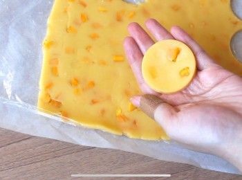 step3: 用模具壓出形狀後放入已墊上油紙的烤盤中，（如麵團變軟可以放在冰箱冷藏五至10分鐘再放入焗爐焗）