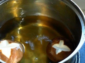 step2: 鍋中放入250cc罐頭昆布高湯，加入250cc飲用水。放入香菇煮滾。