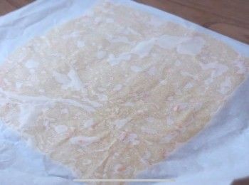 step2: 過篩加入低筋麵粉和糖粉，然後再倒入芒果粒，拌勻成團，再捍成1cm薄片然後放入冰箱冷凍1小時