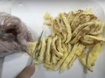 step1: 煎蛋，切成蛋絲