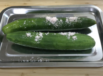 step1: 鹽巴搓洗小黃瓜表面，用飲用水沖洗幾遍，擦乾