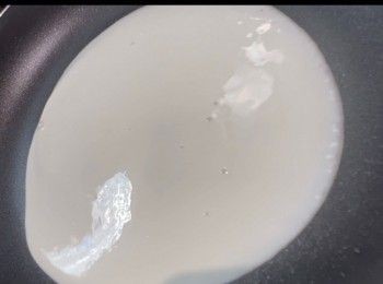 step6: 於平底鑊加點油，然後倒入適量的粉漿，搖勻形成一個又薄又圓的薄罉。