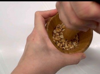 step1: 先將花生炒熟、去衣和盅碎（你亦可以到烘焙店購買「烤花生碎」即現成花生碎，就可以省卻此功夫）