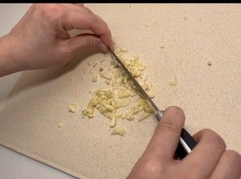 step2: 將蒜頭切成蓉。