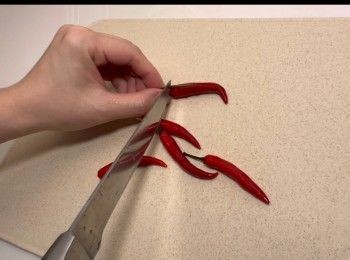 step3: 將辣椒去蒂，如果想辣度增強，可以將辣椒切粒。