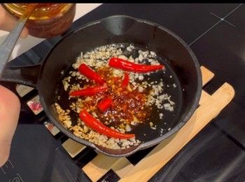 step8: 離火，加入麻辣紅油拌勻