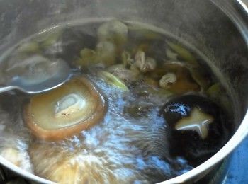 step4: 放入豬肉片，煮至豬肉全熟，過程中撈除上層浮沫。
蓋上鍋蓋轉小火悶煮5分鐘。
