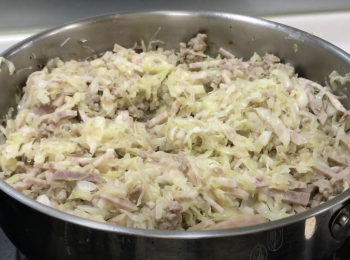 step5: 加油，將冷凍洋蔥磚炒至微微金黃色，加豬肉碎，炒到八成熟，加椰菜，椰菜絲變軟，加粉絲、芋頭、水、鹽，把所有餡料炒熟