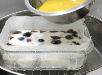 step5: 雞蛋白凝固後，倒入蛋黃，蒸熟