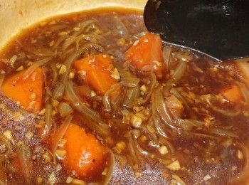 step3: 期間將黑椒汁淋在豬手上，慢慢炆煮30分鐘(中途將豬手翻轉，再淋上汁)。