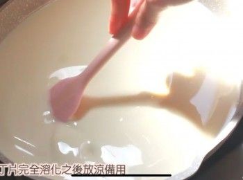 step2: 將<span class="group_1">椰奶凍</span>材料倒入大碗中拌勻後倒入鍋裏小火煮至溫熱，再關火放入已經泡軟的魚膠片，待完全溶化後放一旁冷卻