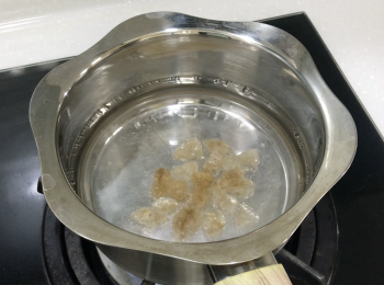 step3: 把水燒開，加冰糖，冰糖溶化後，加馬蹄碎，大火煮2-3分鐘