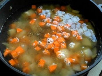 step3: 加水醃過<span class="group_1">食材</span>，煮滾後轉小火悶煮15分鐘。