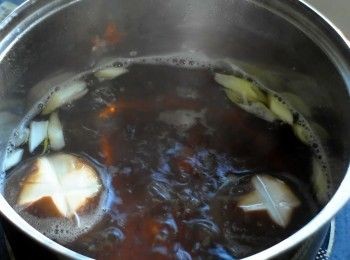 step3: 煮滾後加入醬油與蔥白，煮至沸騰。