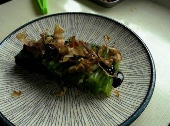 step3: 淋上適量醬油/醬油膏以及少許麻油。最後撒上柴魚片即可。