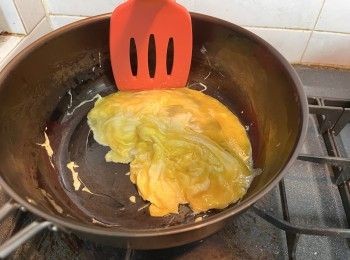 step4: 開小火，將蛋液慢慢推開，炒至自己想要的熟度，完成後取出待用。
