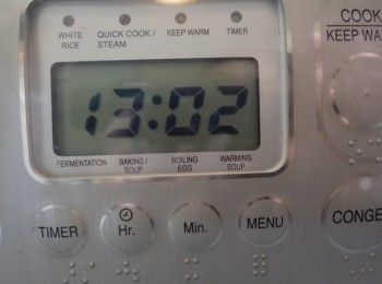 step2: 加入紅豆及2.5倍水後， 按電飯煲COOK功能制， 煮2次。並於第二次完成前10分鐘加入冰糖