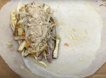 step8: 把各種材料適量鋪在兩張潤餅皮上，輕輕小心的包起來