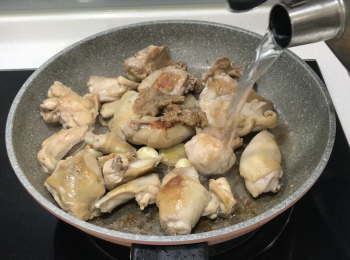 step4: 加酸梅和少許水，蓋蓋小火煮10分鐘