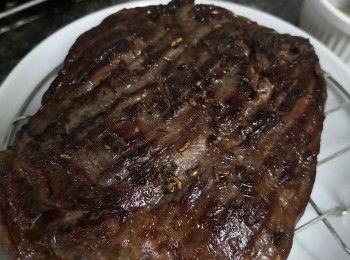 step1: 先得牛頸脊肉置室温用廚紙吸去多餘的血水，其間不斷換廚紙，直至完全乾淨便可下橄欖油，黑胡椒，塩塗勻肉的兩面醃10.-15分鐘