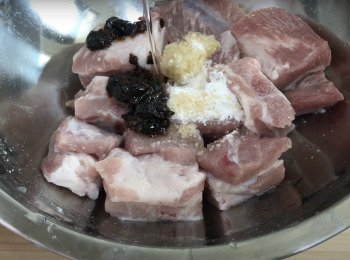 step2: 加入蒜蓉豆豉醬、砂糖、、玉米粉、蒜蓉磚、水，拌勻，再加油，拌勻