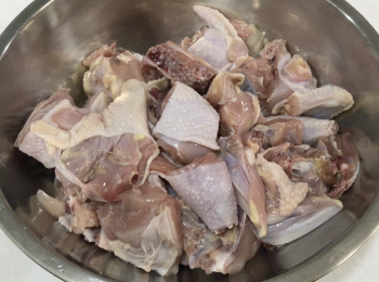 step1: 土雞加2茶匙鹽，靜置10分鐘，用水洗淨，抹乾