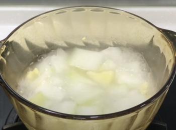 step3: 清水加薑片煮滾，加冬瓜片，煮10分鐘，期間加雞油、雞汁