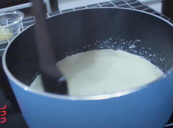 step2: 將魚膠片以外的<span class="group_1">食材</span>加入鍋中，中小火加熱至微滾，關火加入魚膠片，攪拌至融化不見，蓋上蓋子焗10分鐘